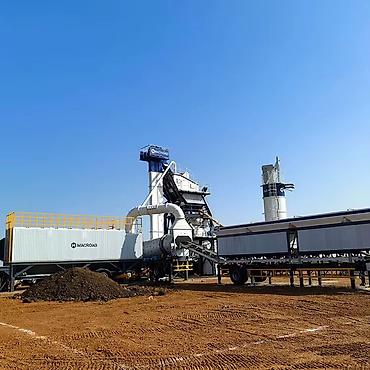 Асфальтобетонный завод производительностью 100 тонн в час осуществляет