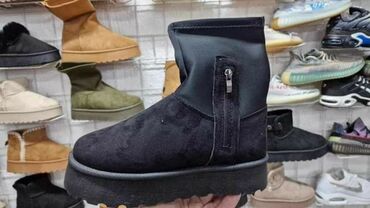 baletne papučice h m: Ugg mini boots, color - Black, 40