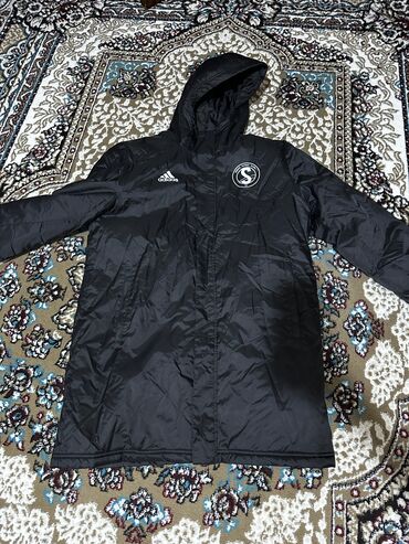 deri pencek: Adidas kapüşonlu uzun qış gödəkçəsi - Rəng: qara - Brend loqosu
