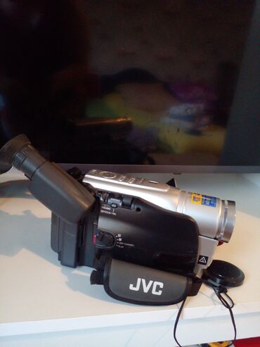 jvc video kamera: JVS video kamera. alınıb istifadə olunmuyub. pultu şnurları adapteri