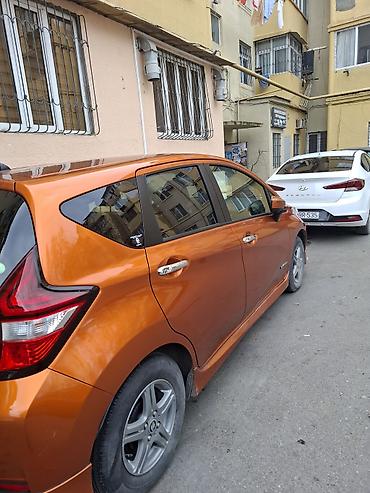 генератор фольксваген: Nissan Note e-POWER, narıncı rəngli, şəhər üçün ideal hibrid (benzin — 6