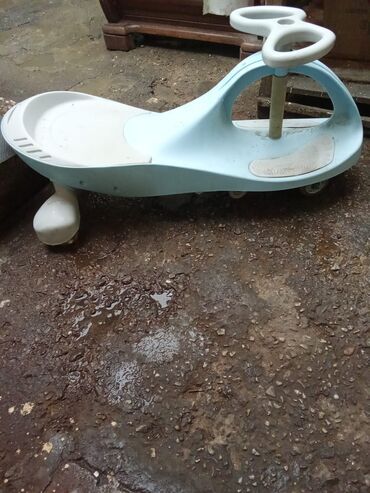 Aş qazanı: Uşaq sürmə maşını (wiggle car, twist car) - Rəng: açıq mavi–ağ -