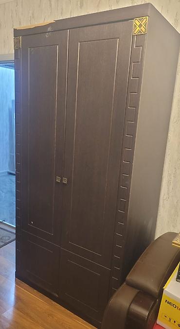столы кафе: Dolab 4 qapılı. 1 tərəf güzgülü. 2.10x1.80x60. Kafe "Nargilə" bina — 2