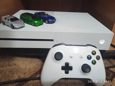 приставка с играми для телевизора: Белая игровая консоль Xbox One S с контроллером. Консоль имеет тонкий