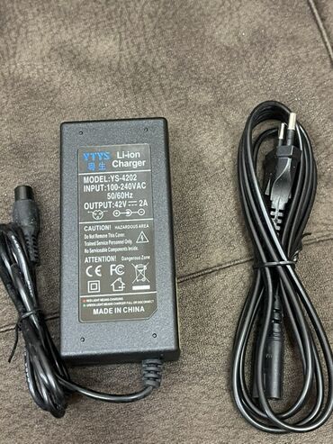 Asılqanlar: YS-4202 Li-ion şarj cihazı - Model: YYS YS-4202 - Giriş: 100–240V AC
