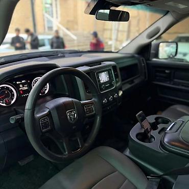Dodge: RAM 1500 TRX, полноразмерный пикап в белом цвете с четырёхдверной — 5