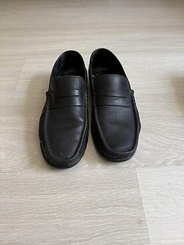 ayqqabı: Klassik qara loafer ayaqqabı cütü - Model: Penny loafer (üst hissədə — 1