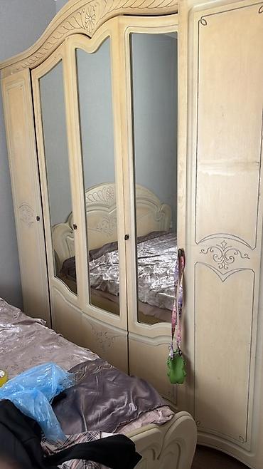 Классический трёхсекционный шкаф для спальни с зеркальными at lalafo.kg Классический трёхсекционный шкаф для спальни с зеркальными