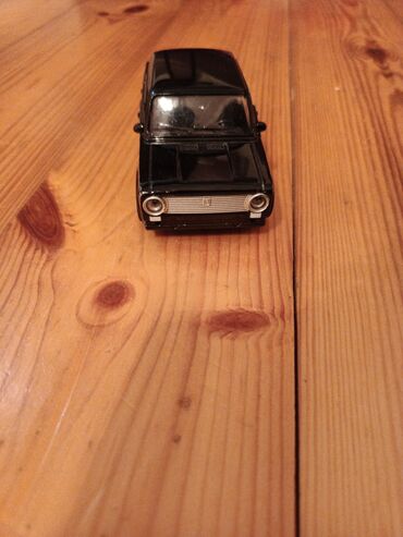 Heykəlciklər: Miniatür qara Lada 1500 modeli, dörd qapılı sedan dizaynına malikdir