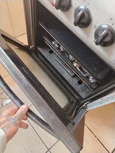 Qonaq otağı dəstləri: Klassik üslubda otaq mebelləri dəsti Dəst tərkibi: - Geniş divar — 12