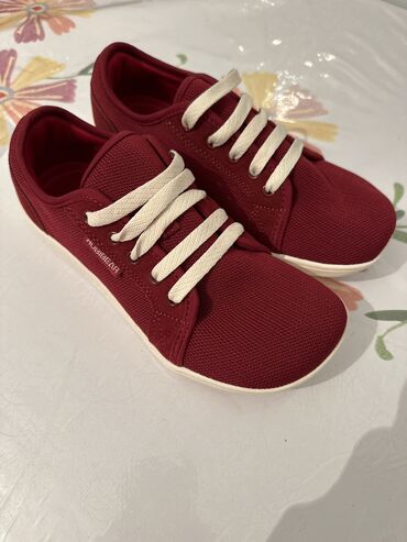 nike кроссовки: Продаю босоногую обувь ( цвет бордо) размер 37 37,5 оочень