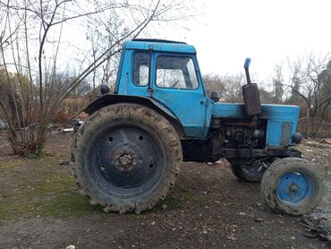 Traktorlar: Mavi rəngli təkərli kənd təsərrüfatı traktoru. Texniki xüsusiyyət və — 2