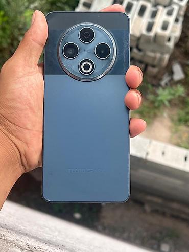 Смартфон TECNO SPARK в синем цвете. Стильный корпус с плоскими гранями