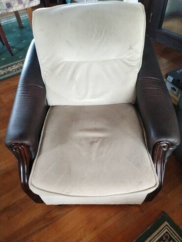 Fotelje: Fotelja Fotelja je maksimalno očuvana kao što se može i videti na