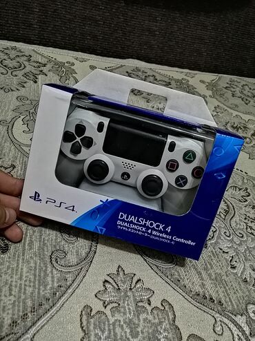 Геймпады (Джойстики): Беспроводной контроллер Dualshock 4 для PlayStation 4 в белом цвете