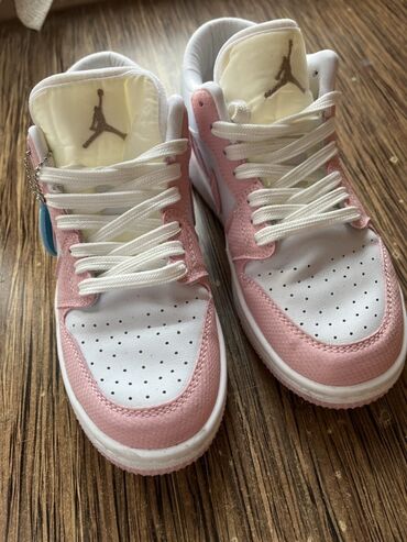 pencekler qadin ucun: Məhsul: Aşağı boylu idman ayaqqabısı (Jordan tərzində), ağ-çəhrayı