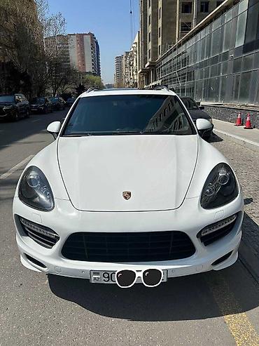 Porsche: Ağ rəngdə olan Porsche Cayenne avtomobili. Qabaq tərəfində duman -da lalafo.az — 2 Porsche: Ağ rəngdə olan Porsche Cayenne avtomobili. Qabaq tərəfində duman — 2
