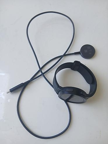galaxy watch fe: Samsung Galaxy Watch (qara), maqnitli USB‑C simli şarj cihazı ilə — 2