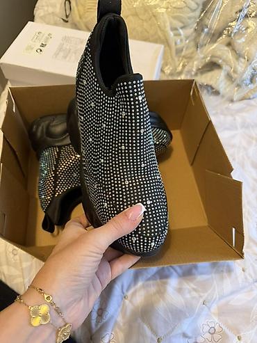 Qadın idman ayaqqabısı – daşlı slip-on model - Rəng: qara - Üst