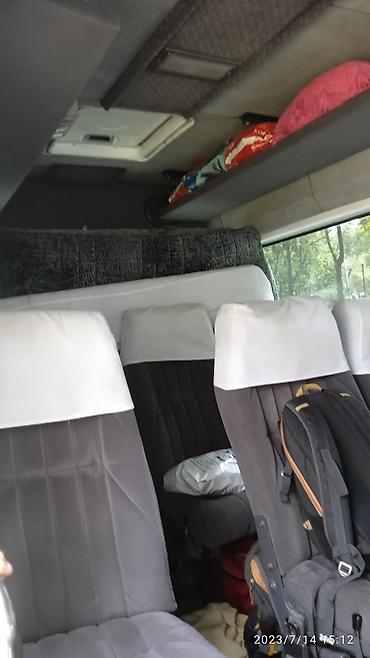 кемперы: Пассажирский микроавтобус белого цвета (тип Mercedes Sprinter — 3