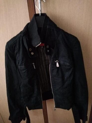 кожа куртка: Женская куртка Bershka, S (EU 36), цвет - Черный