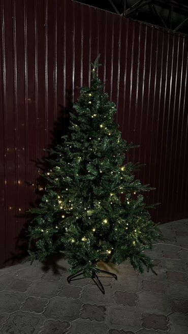 украшения на елку: Искусственная новогодняя ёлка с гирляндой - Высокая (1.80м) ёлка