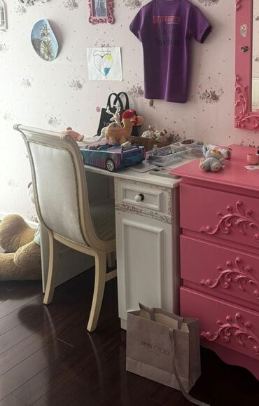 gül refi: Oğlan və qız üçün, Siyirməli, Yazı masası