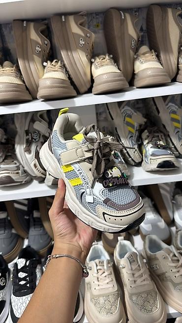 Uşaq idman ayaqqabısı - Model: çoxrengli kids sneaker, üst hissədə