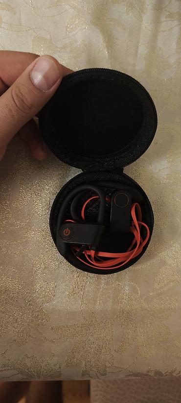 Bluetooth qulaqlıq - Qulaqüstü qarmaqlı idman dizaynı: qulaqdan