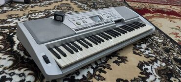 ударные музыкальные инструменты: YAMAHA PSR-450 имеет 61 клавишу ( пять октав ), полноразмерные (ширина