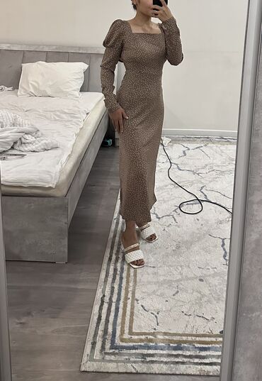 вязаное платье с открытой спиной: Элегантное женское платье миди коричневого цвета в мелкий белый