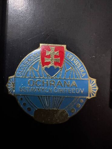 Значки, ордена и медали: Комплект значков: 1. Герб РУ; 2. Канада + Кыргызстан - Кумтор. 3. Флаг — 9