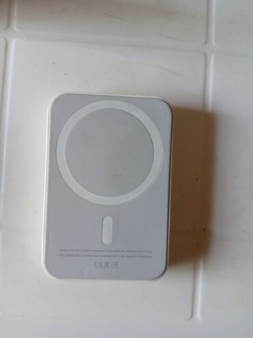 ziynət əşyaları: Powerbank. İPhone və meqasafe kabro olan telefonlara gedir. Minidir
