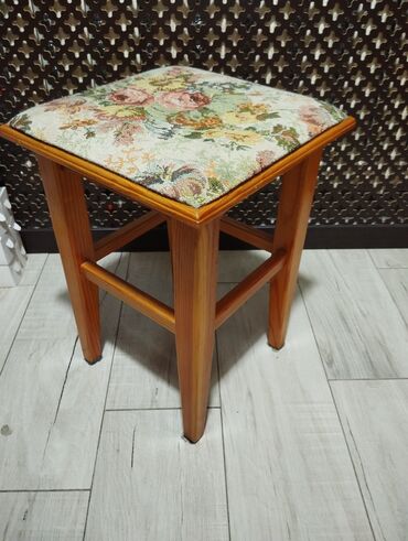 для кафе столы: Табуретка, Б/у, Дерево, Не раскладной