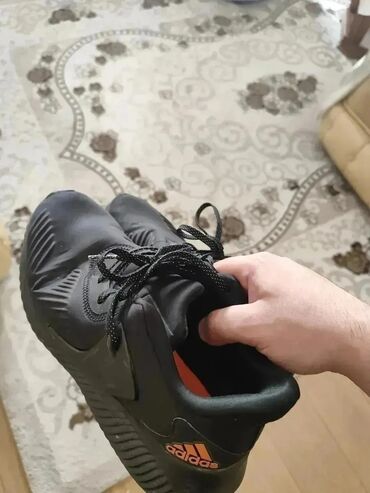 Krasofkalar və idman ayaqqabıları: Satilir beyler ucun original adidas firmasinin krossovkasi veziyyeti