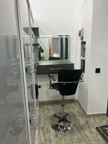 avtomobil salonlarinin berpasi: Saç ustası tələb olunur, Yerin icarəsi, 6 ildən artıq təcrübə, Alətlərin təqdim olunması
