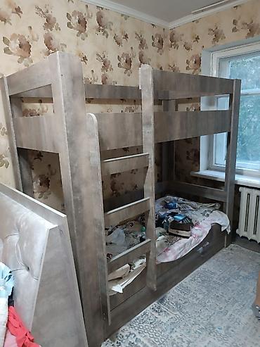 bunk bed: Двухъярусная усиленная кровать из ЛДСП в сером древесном оттенке, с 2 — 2