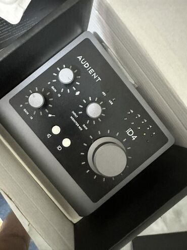 звуковые карты audient: Аудиоинтерфейс Audient iD4 в компактном корпусе из матового серого