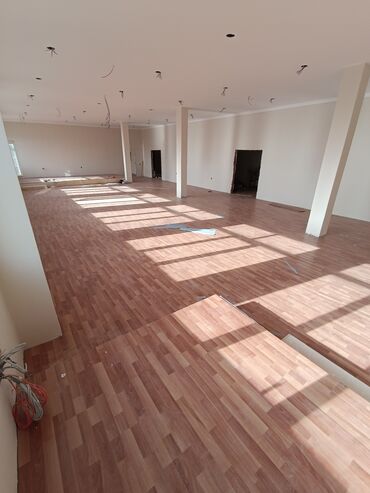 Döşəmə işləri: Laminat ustası her bir nov laminatlarin vurulmasi bilintuslarin — 6