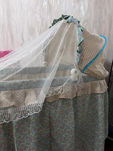 tul besik: Beşik/kolyaska tipli beşik – şabalıdı-mavi çiçəkli parça örtüklü — 1