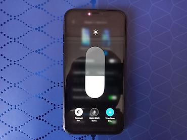 Apple iPhone: IPhone 11, Qara — 9
