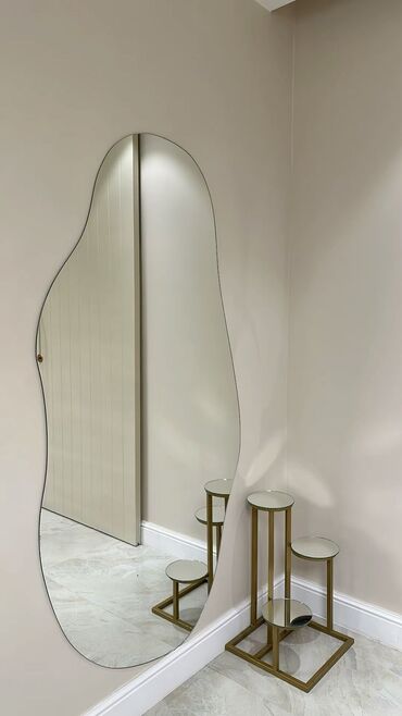 цифровые настенные часы: Зеркало в органической форме (волнообразный контур)