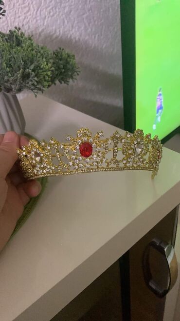 Aksesoari za kosu: Krune sve po 1400din na lalafo.rs — 9 Aksesoari za kosu: Krune sve po 1400din — 9