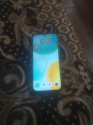 15 pro iphone: Smartfon – ağ rəngdə korpus, arxa hissədə dörd kameralı modul dizaynı — 5