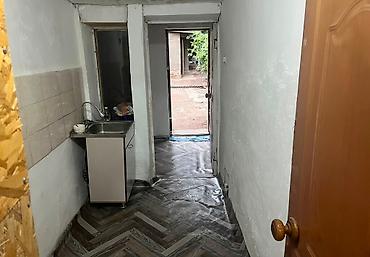 дом в центре: Сдается 2‑х комнатный частный дом в самом центре Бишкека (угол — 4