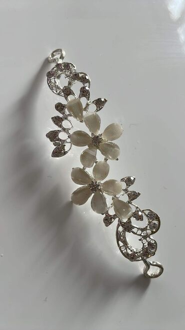 Aksesoari za kosu: Krune 
Cena 1400din — 11