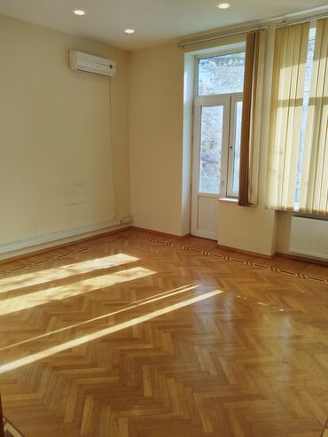 Ofislər: Elmlər metrosunun yaxınlığında yerləşən 160 kv.m sahəsi olan 6 otaqlı — 20