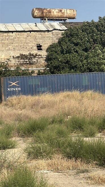 , göy rəngdə olan metal konteyner. daşımaları və ya saxlama üçün
