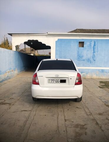 Hyundai: Hyundai Accent: 1.4 l | 2010 il Sedan — 3