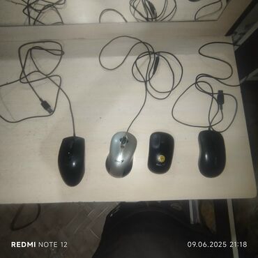 мышь xiaomi: Четыре проводные компьютерные мыши разных моделей и цветов. В